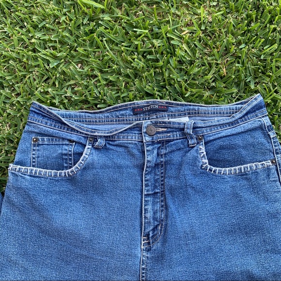 Daisy Embroidered Jeans 🌼 - Picture 4 of 5